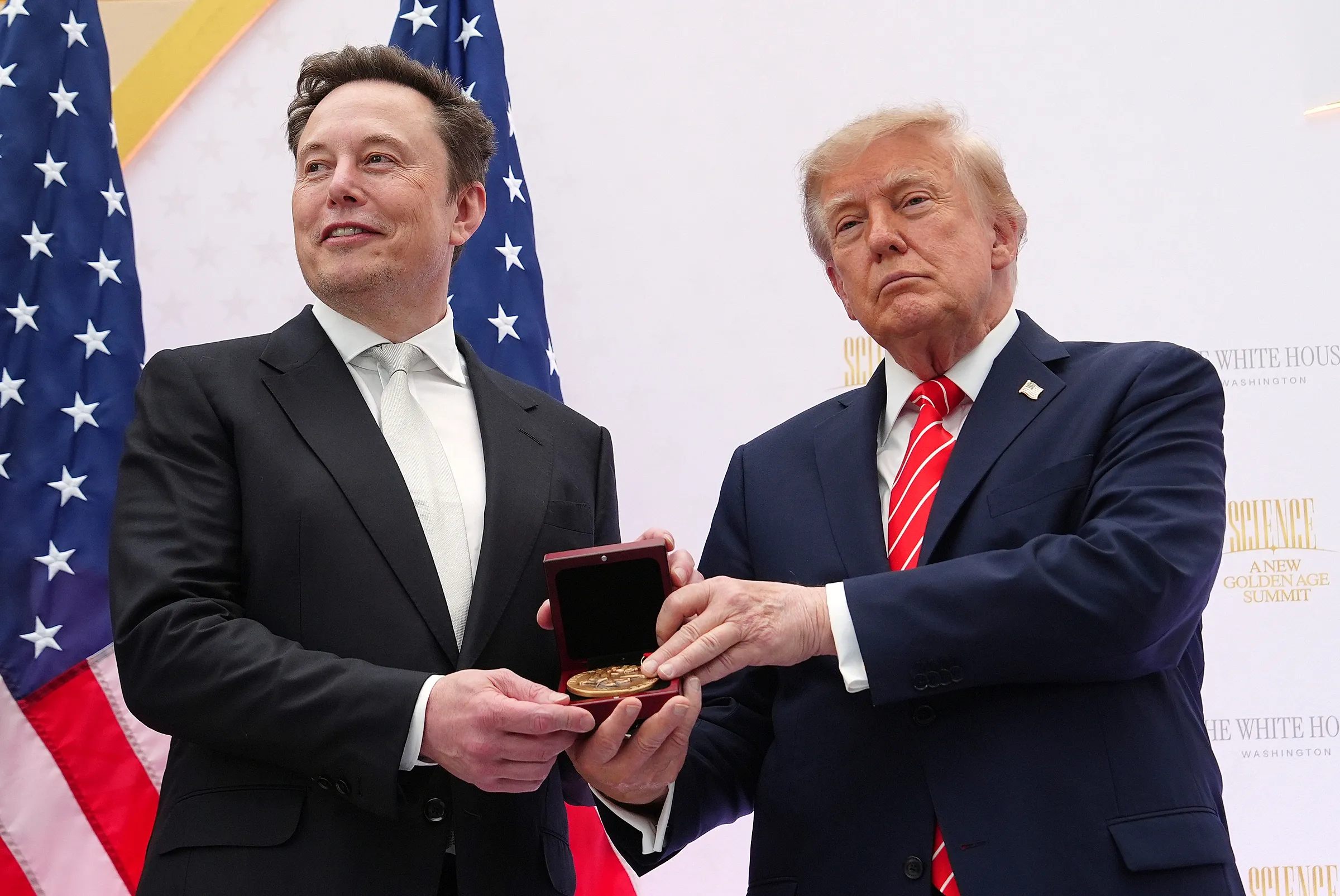 Tổng thống Trump (phải) trao huân chương cho tỷ phú Elon Musk trong sự kiện ở thủ đô Washington ngày 8/10.