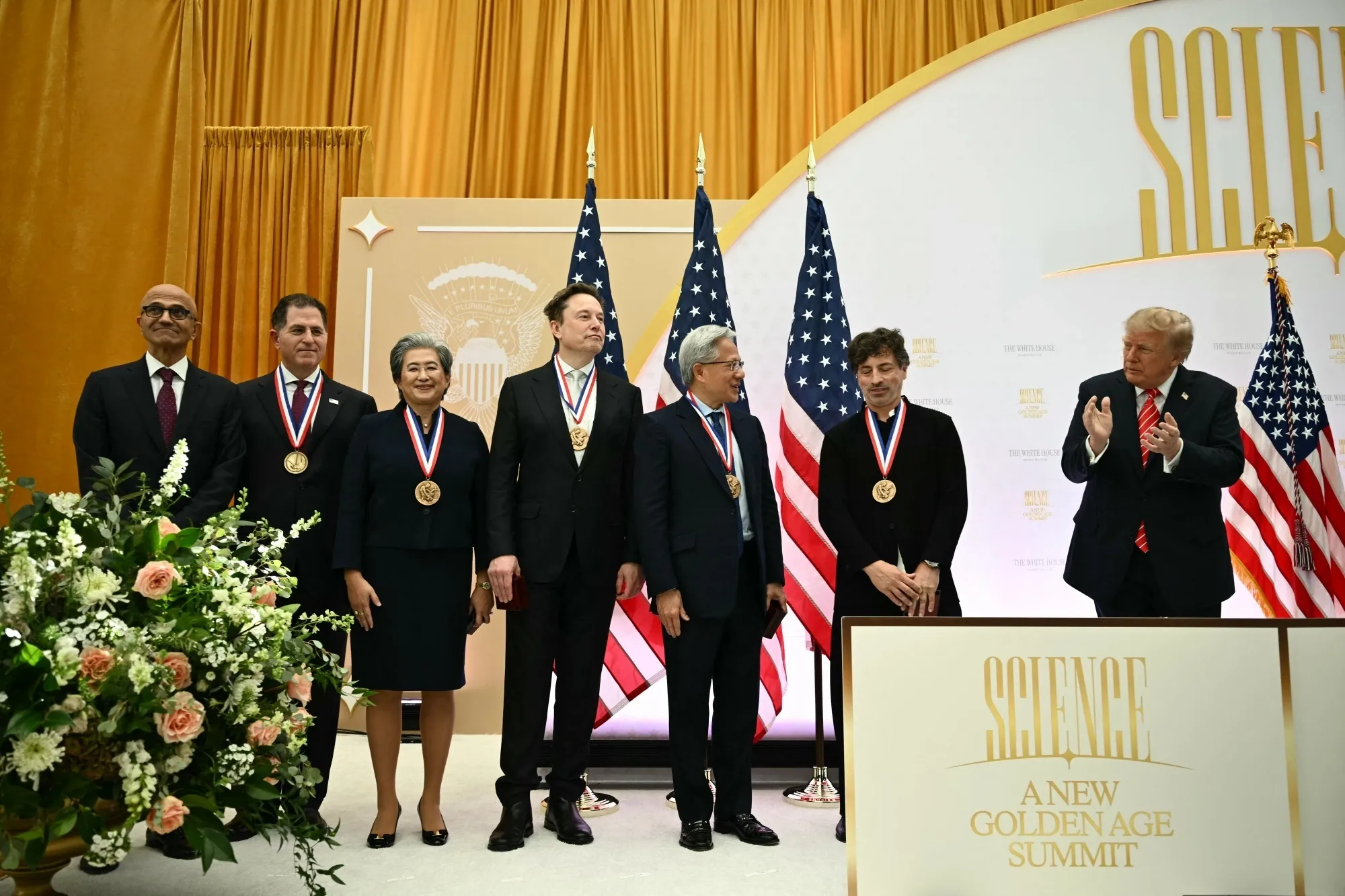 Ông Trump và những người được trao huân chương.