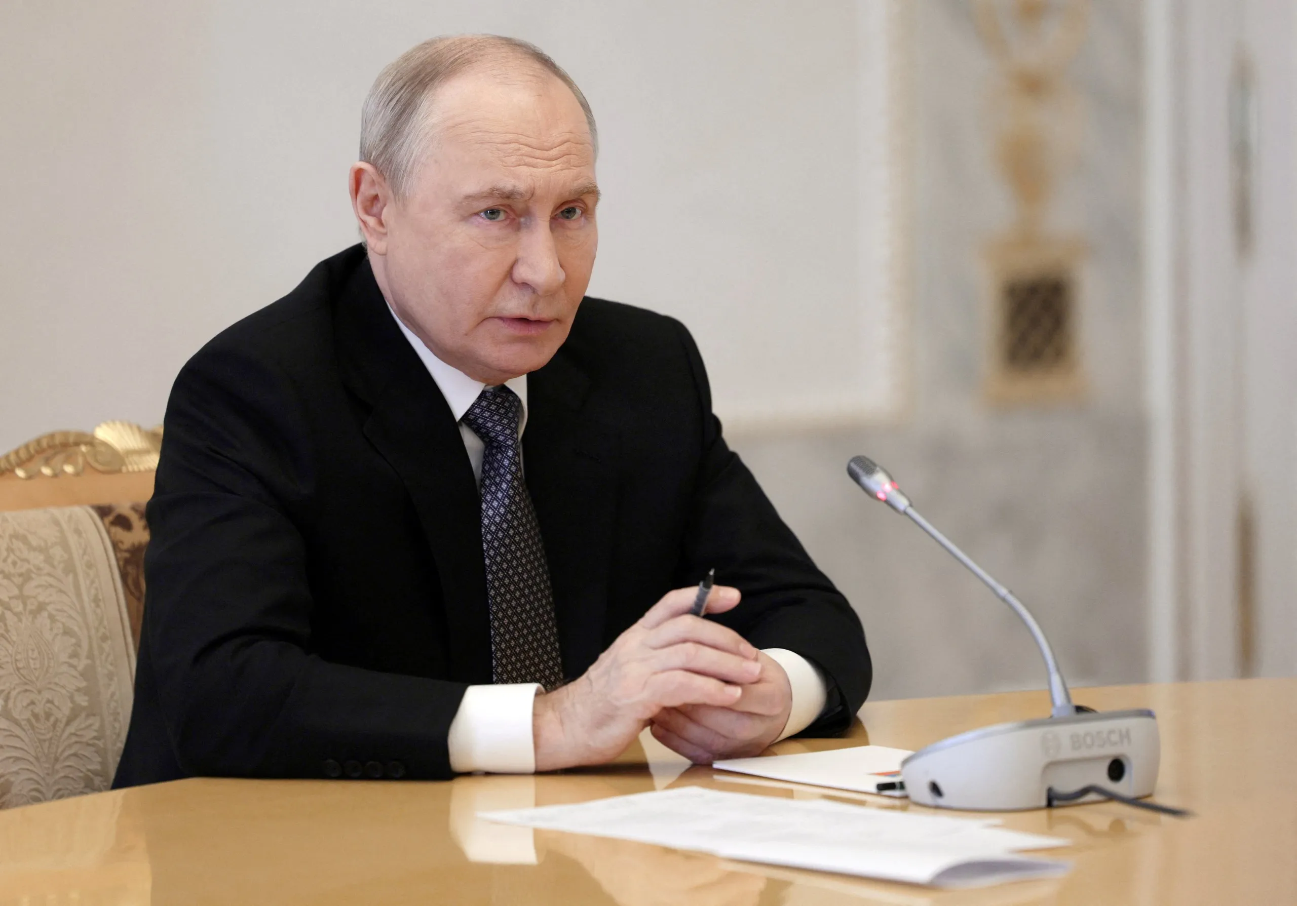 Tổng thống Putin tham dự cuộc họp với đặc phái viên Mỹ Steve Witkoff hôm 21-10 - Ảnh: REUTERS