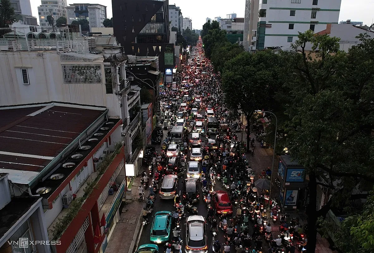 Ùn tắc trên đường Võ Thị Sáu thuộc trung tâm TP HCM, chiều 13/10.