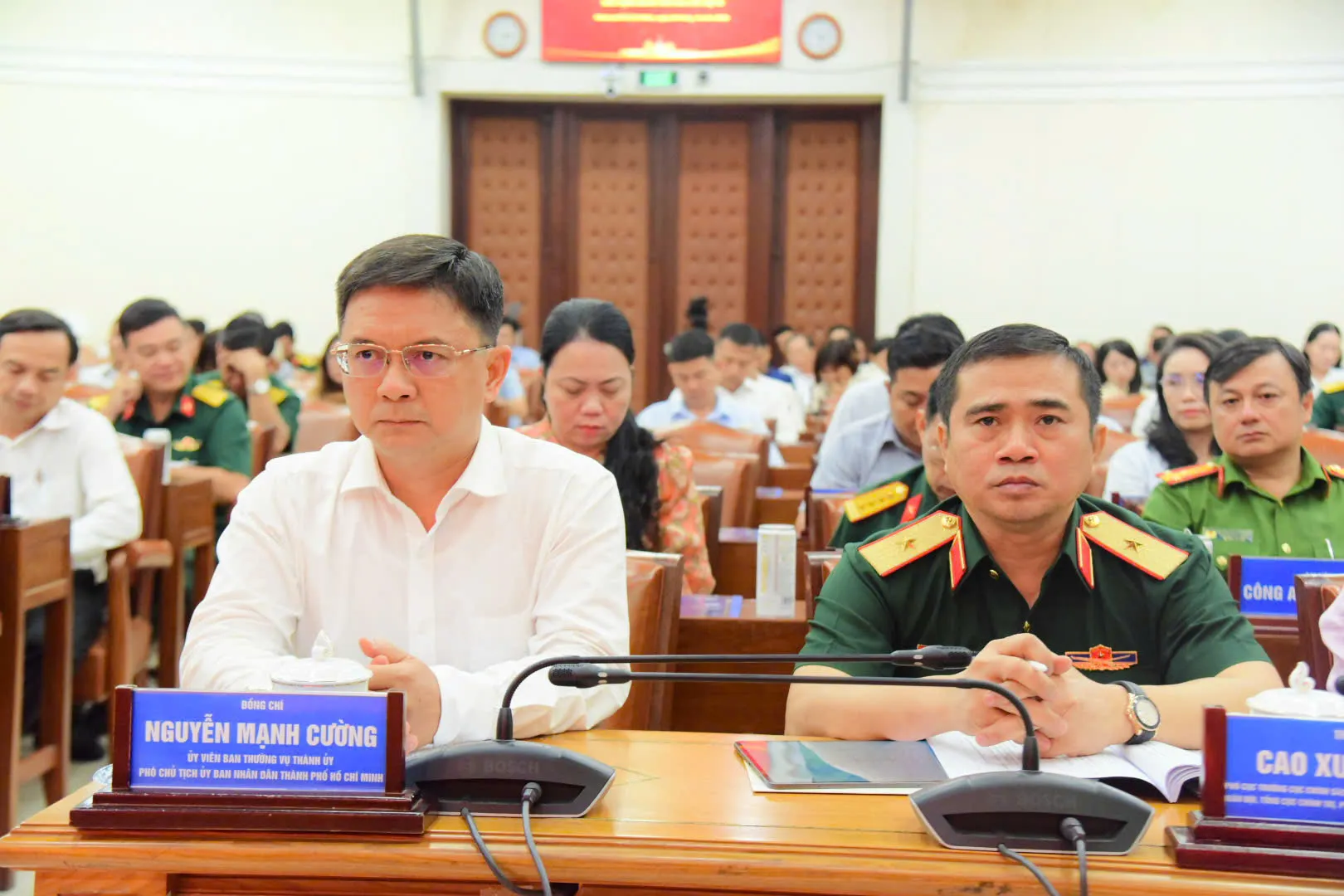 Ông Nguyễn Mạnh Cường, Ủy viên dự khuyết trung ương Đảng, Ủy viên Ban Thường vụ Thành ủy, Phó chủ tịch UBND TP.HCM, Trưởng ban chỉ đạo 515 TP.HCM và Thiếu tướng Cao Xuân Thắng, phó Cục trưởng Cục Chính sách - Xã hội, Tổng cục Chính trị kiêm Giám đốc Bảo hiểm Xã hội Quân đội tại hội nghị - Ảnh: TRÍ ĐỨC