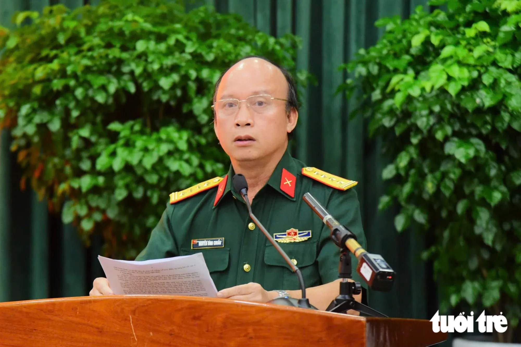 Đại tá Nguyễn Đình Chuẩn, Phó Chính ủy Bộ Tư lệnh, Phó trưởng Ban Chỉ đạo 515 TP.HCM báo cáo tại Hội nghị tổng kết thực hiện nhiệm vụ tìm kiếm, quy tập và xác định danh tính hài cốt liệt sĩ còn thiếu thông tin năm 2026 và sơ kết giai đoạn 1 chiến dịch 500 ngày đêm tại TP.HCM - Ảnh: TRÍ ĐỨC