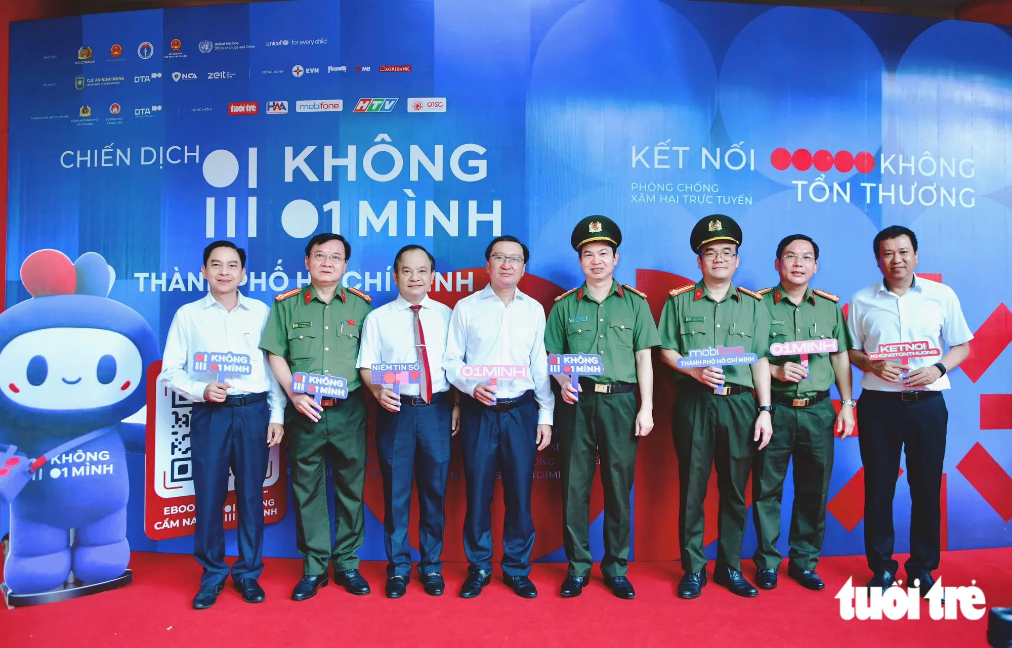 Các đại biểu đến dự lễ phát động chiến dịch 