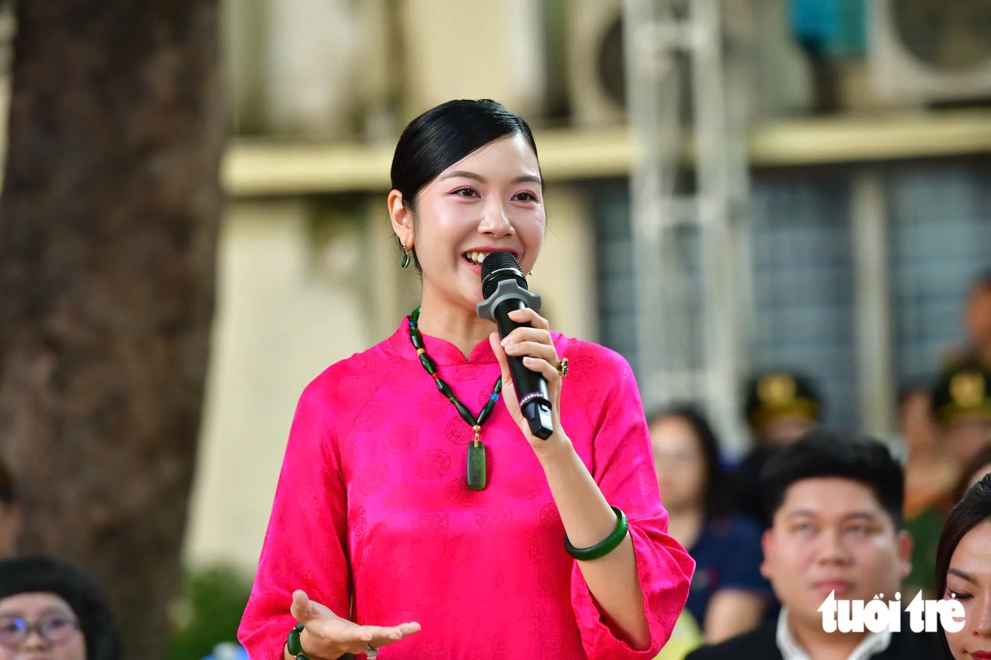 Á hậu Thùy Vân chia sẻ với các em học sinh tại lễ phát động - Ảnh: DUYÊN PHAN