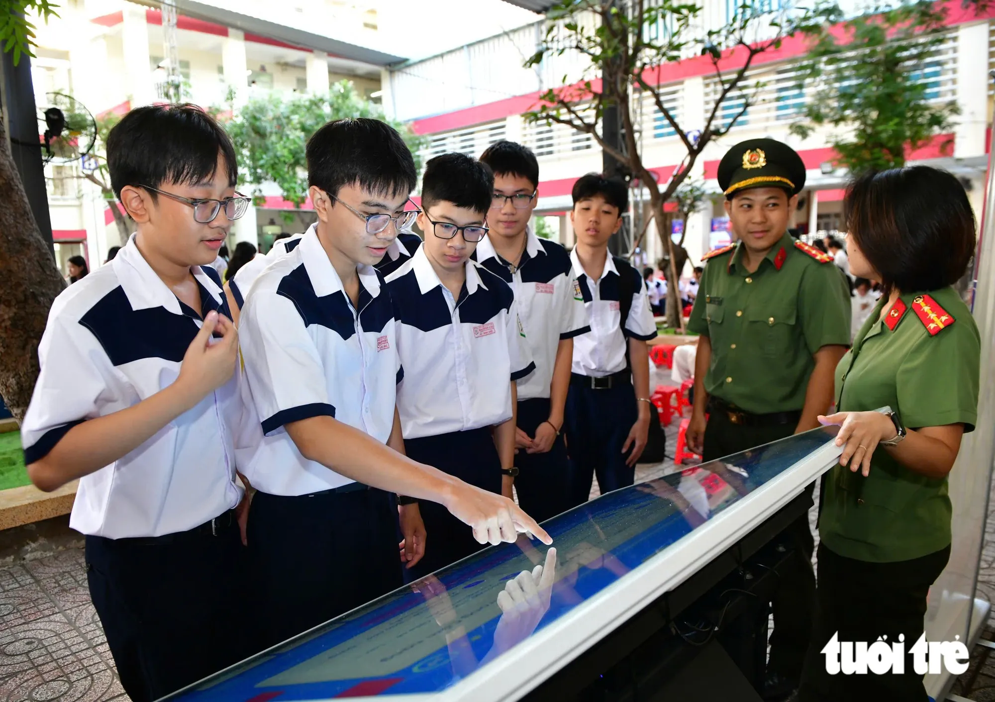 Các em học sinh trải nghiệm 