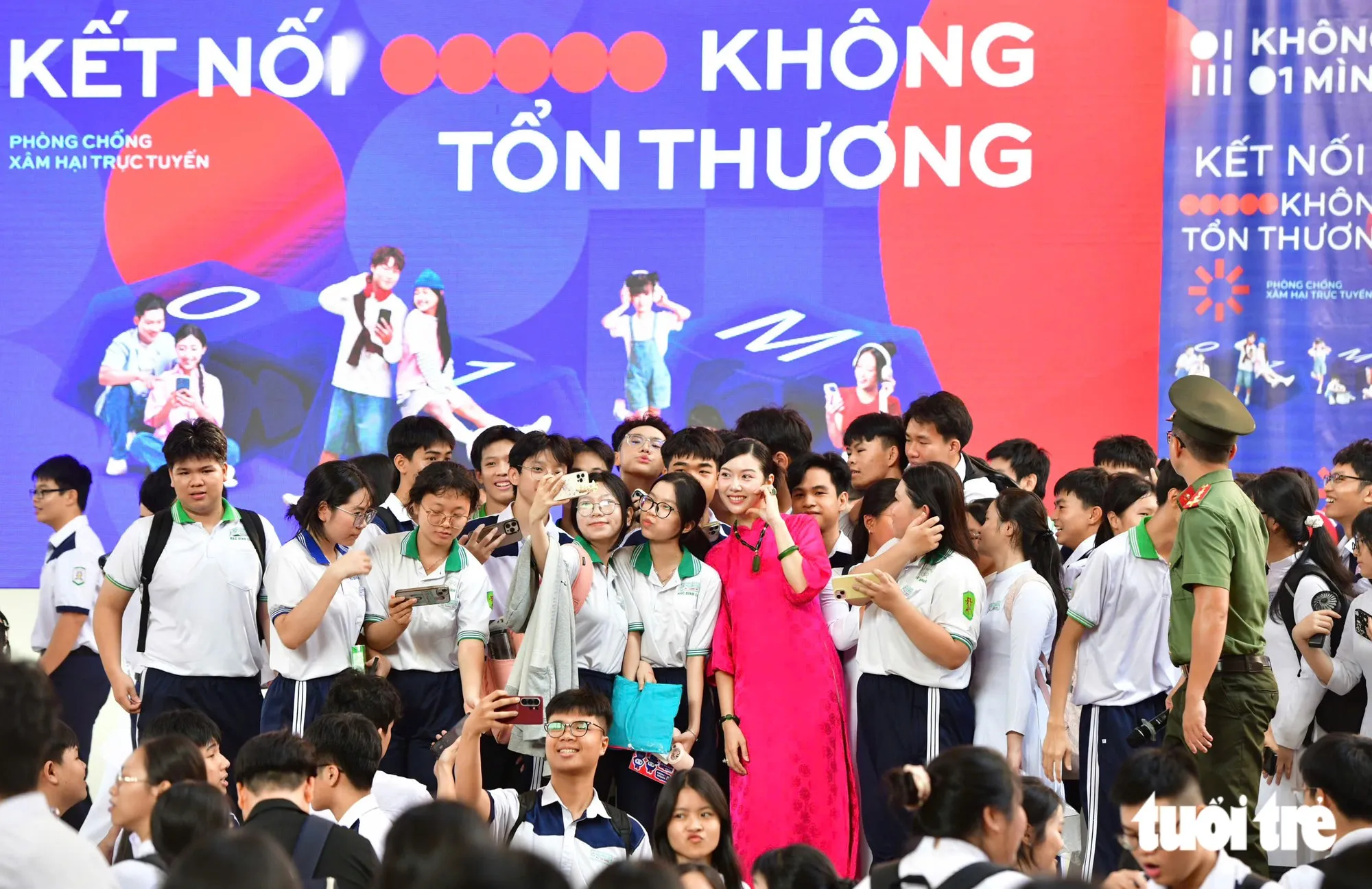 Học sinh THPT Mạc Đĩnh Chi chụp ảnh cùng Á hậu Thúy Vân - Ảnh: DUYÊN PHAN
