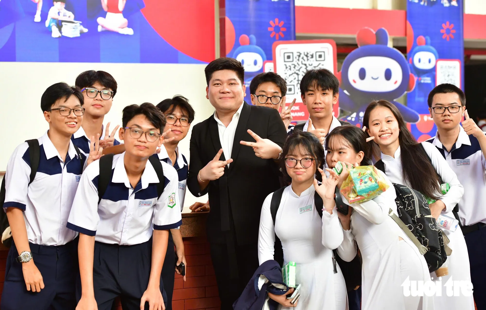 Phúc Syno chụp ảnh lưu niệm cùng các em học sinh - Ảnh: DUYÊN PHAN