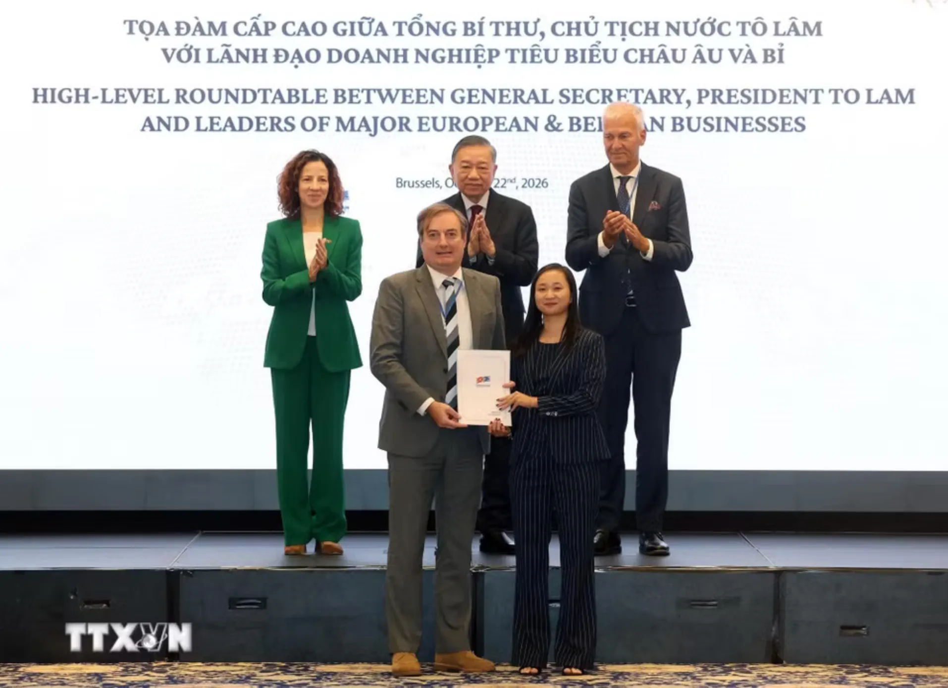 Chủ tịch EuroCham Bruno Jaspaert (trái) và bà Elisabeth Leysen, giám đốc Quỹ Thiện nguyện Aquitara, trao văn kiện hợp tác trước sự chứng kiến của Tổng Bí thư, Chủ tịch nước Tô Lâm, lãnh đạo EC và Thượng viện Bỉ - Ảnh: TTXVN