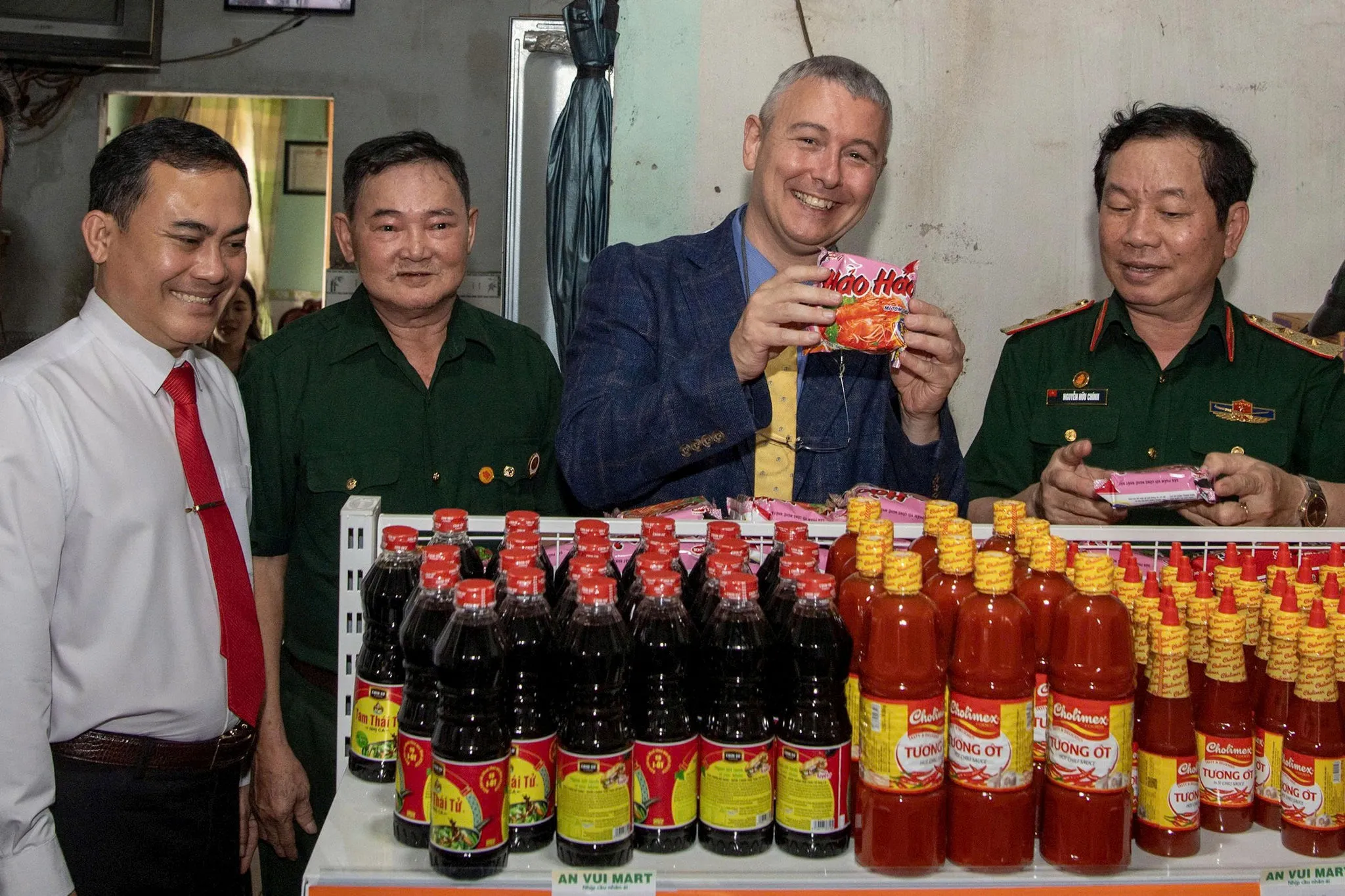 Ông Karl Van Den Bossche (giữa) khi còn là Đại sứ Bỉ tại Việt Nam thăm một cửa hàng An Vui Mart năm 2025 - Ảnh: VAVA