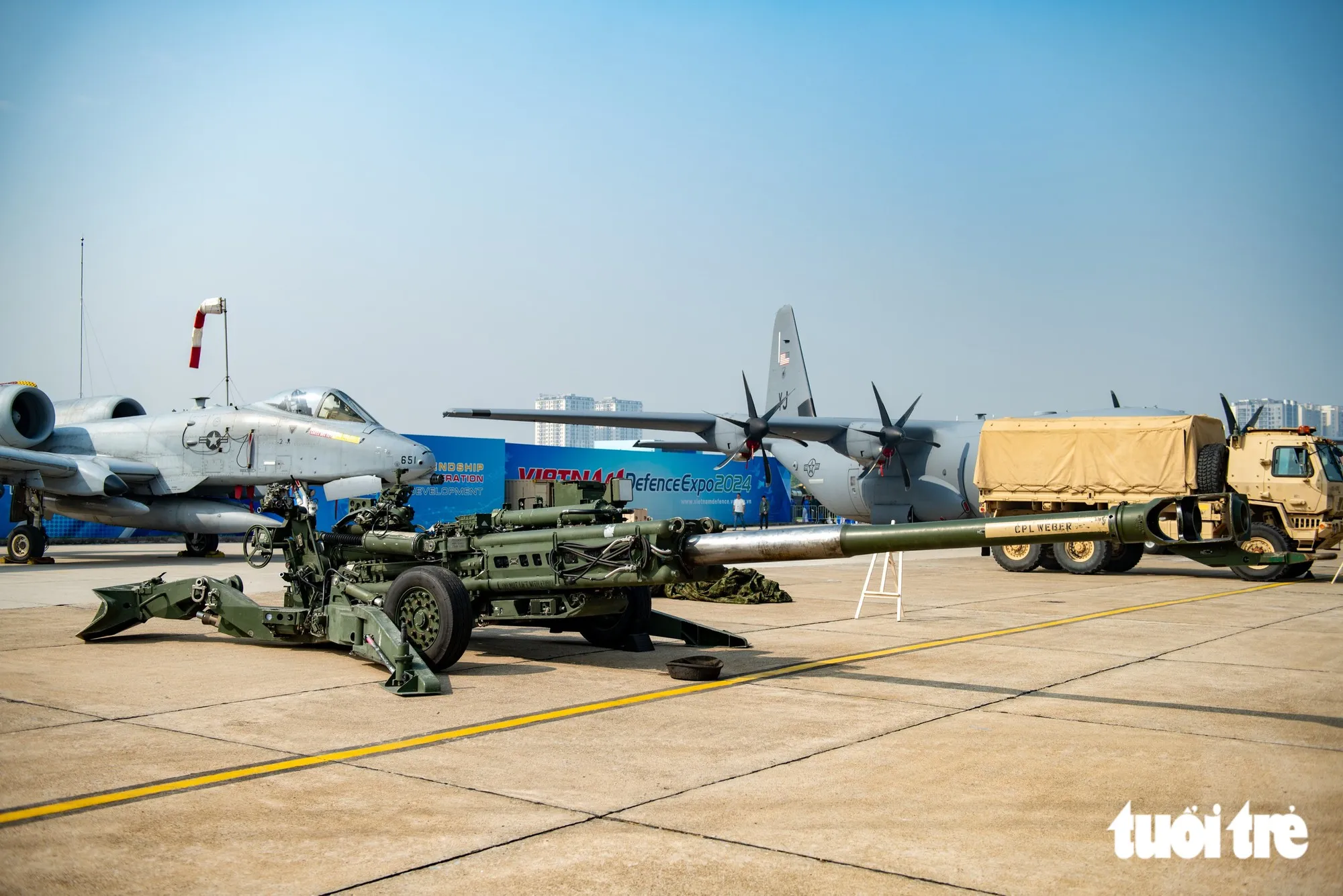 Triển lãm năm 2024, Mỹ đã mang nhiều khí tài sang trưng bày, trong đó có máy bay vận tải C-130J Super Hercules, 2 chiếc cường kích A-10 Thunderbolt II, siêu lựu pháo M777A2 -155mm - Ảnh: NAM TRẦN