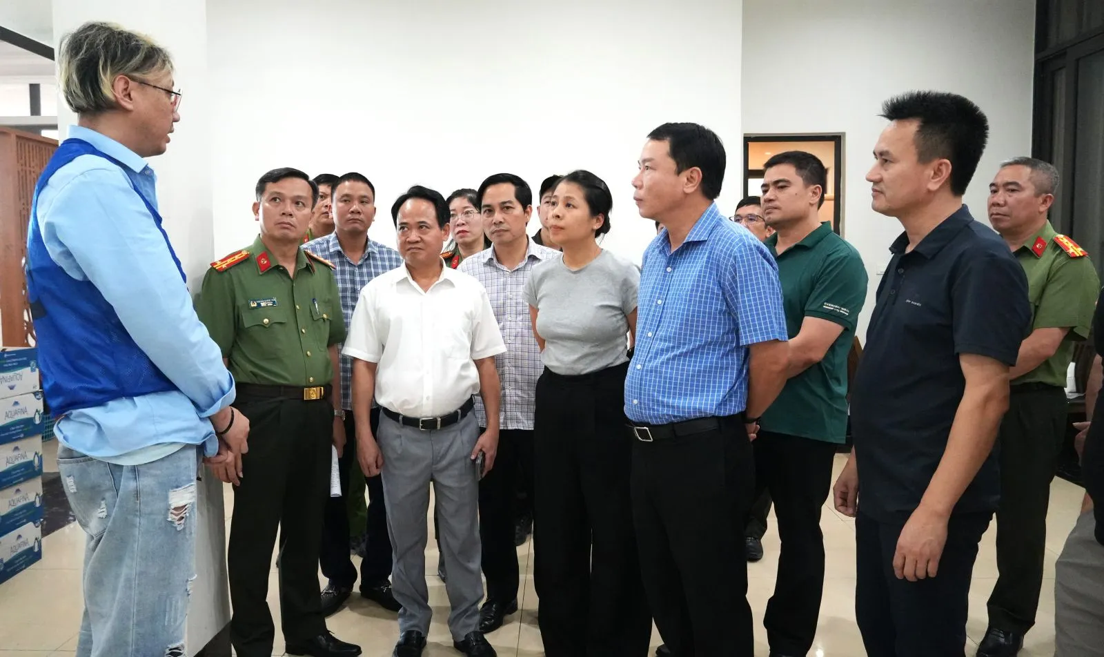 Lãnh đạo Công an tỉnh Thanh Hóa trực tiếp lấy lời khai của người cầm đầu đường dây lừa đảo (bìa trái) tại hiện trường - Ảnh: Công an tỉnh Thanh Hóa cung cấp