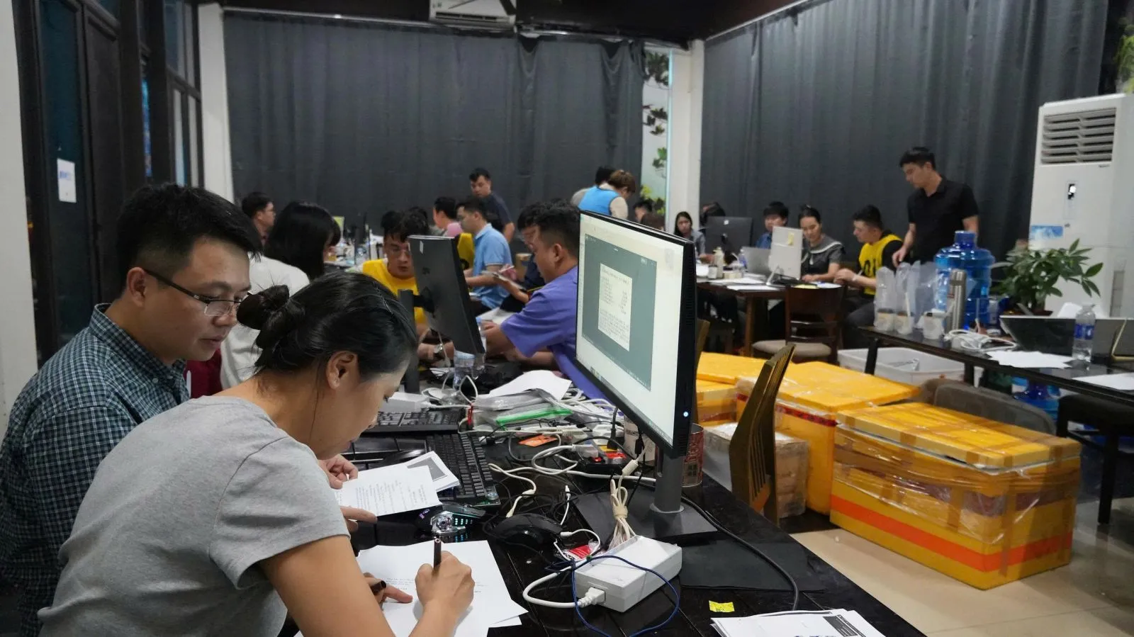 Công an tiến hành tịch thu thiết bị máy móc là tang vật vụ án - Ảnh: Công an tỉnh Thanh Hóa cung cấp