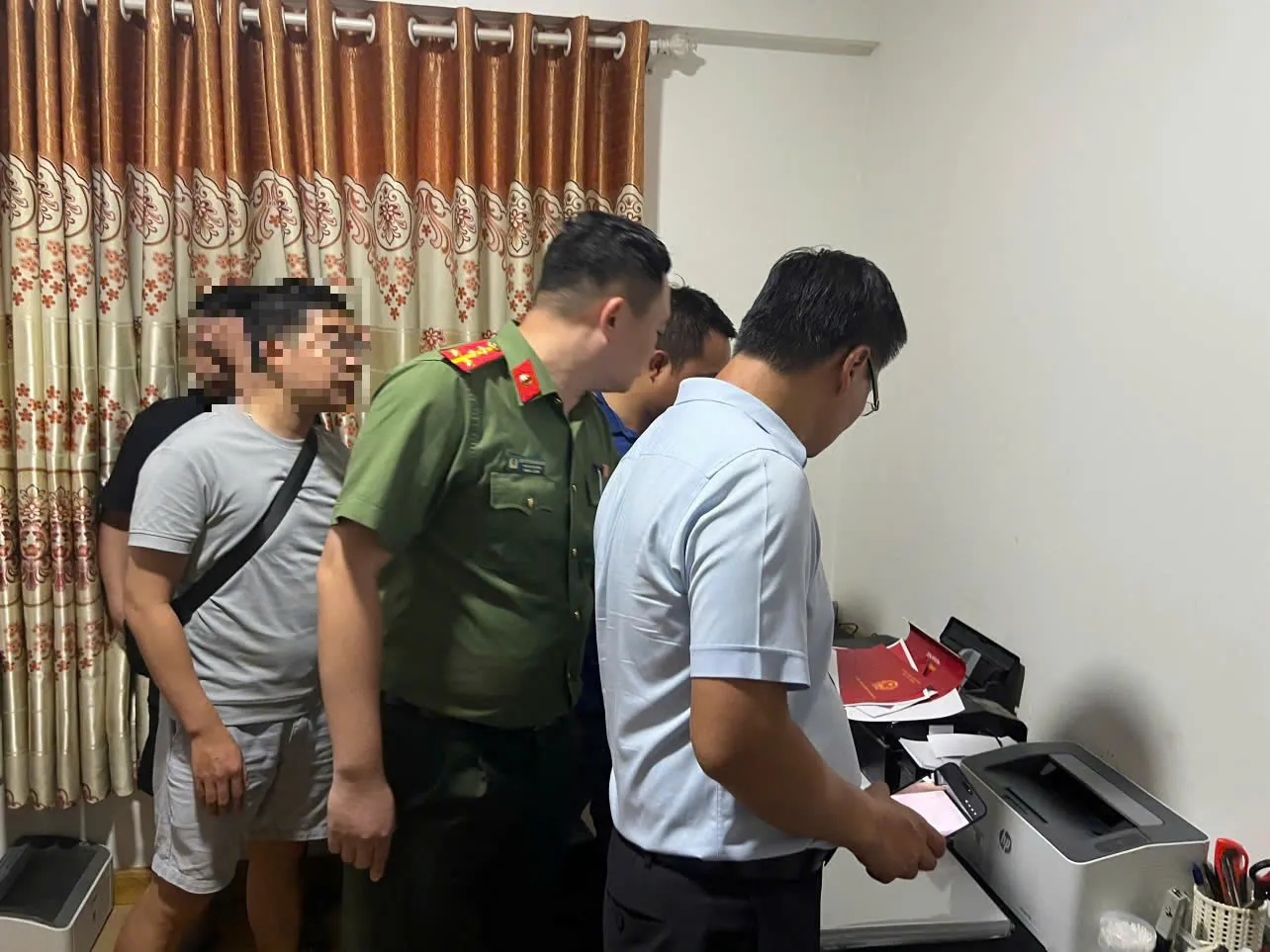 Công an tiến hành khám xét nơi sản xuất văn bằng, chứng chỉ giả của các nghi phạm - Ảnh: Công an cung cấp