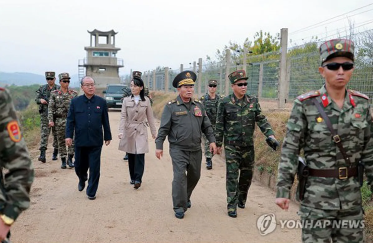Ông Pak Jong Chon và bà Kim Yo Jong cùng các quan chức quân đội cấp cao Triều Tiên thị sát công sự dọc biên giới với Hàn Quốc hôm 20-10 - Ảnh: YONHAP