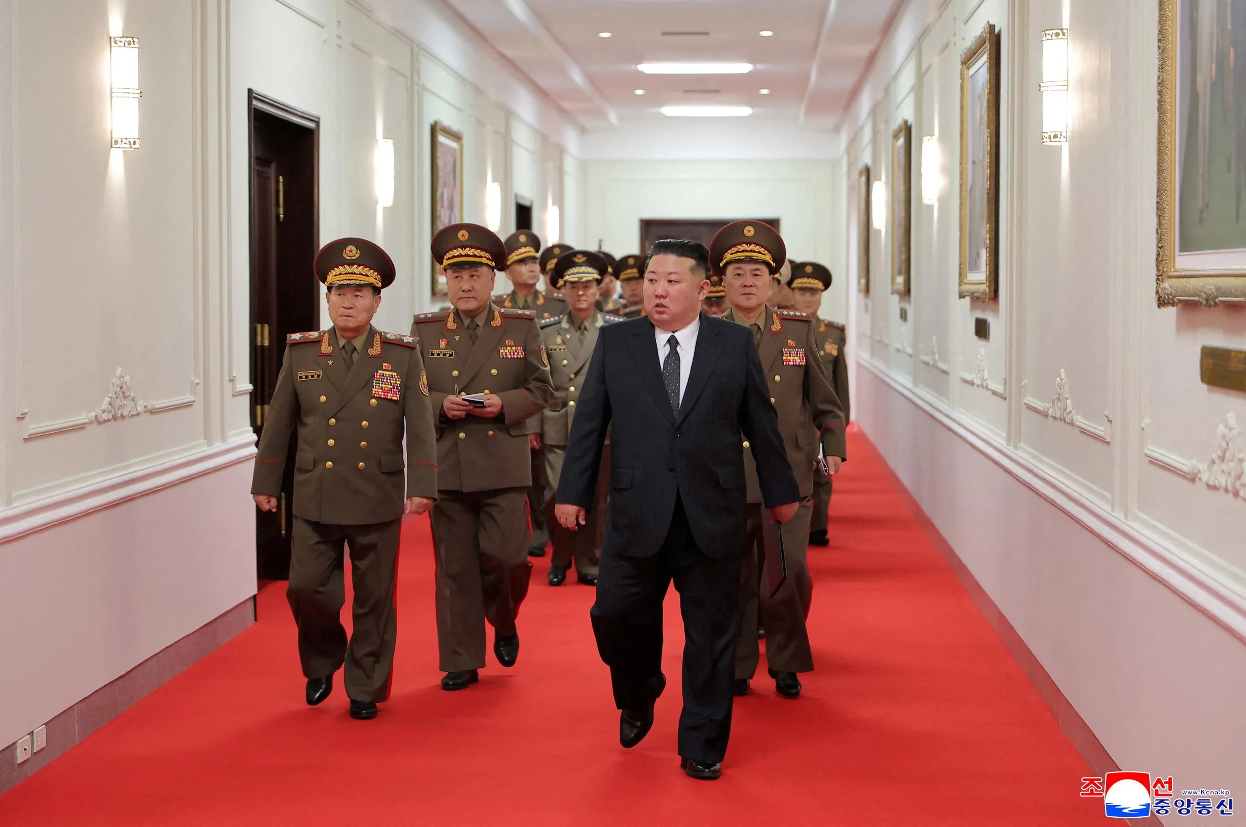 Ông Kim Jong Un xuất hiện tại hội nghị các chỉ huy đại đội quân đội Triều Tiên ở thủ đô Bình Nhưỡng - Ảnh: REUTERS