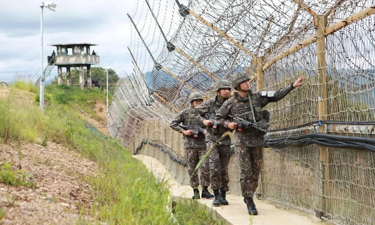 Binh sĩ Hàn Quốc tuần tra dọc đường giới tuyến tại DMZ hồi năm 2015.