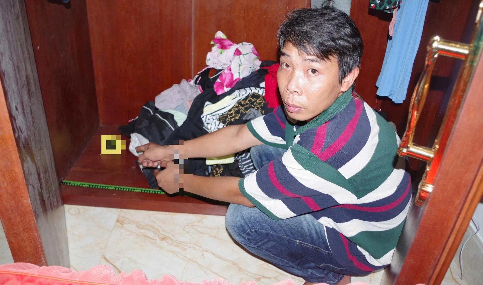 Phạm Thanh Sơn chỉ nơi trộm tiền của bà T. - Ảnh: H.T