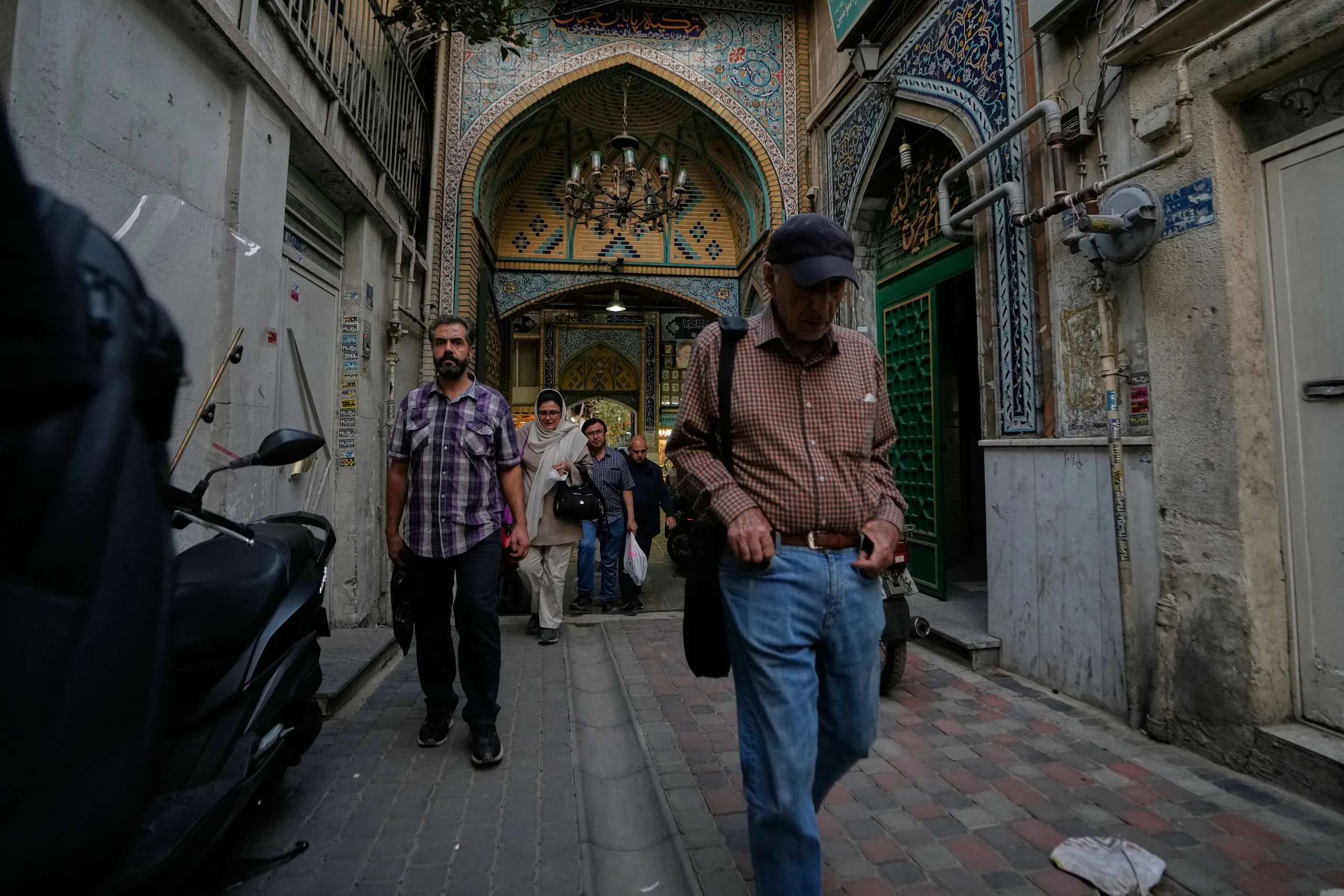 Một góc khu phố Tajrish ở phía bắc Tehran (Iran) ngày 12-9 - Ảnh: AP