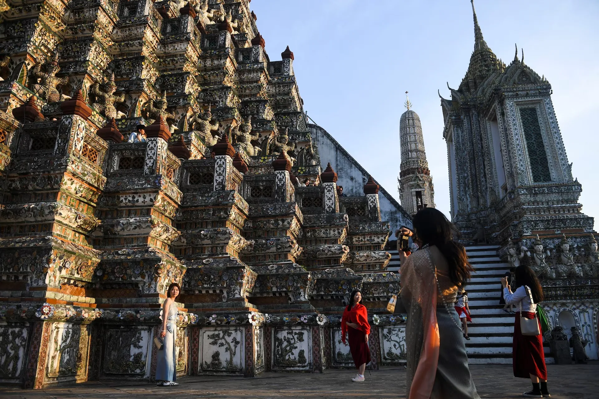 Du khách từ Trung Quốc mặc trang phục truyền thống Thái Lan tham quan chùa Wat Arun, Bangkok - Ảnh: REUTERS