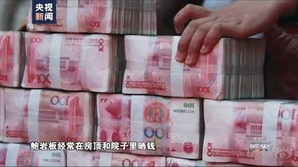Bào Nham Bản thường xuyên phải phơi khô tiền trên mái nhà và trong sân để tránh bị mốc - Ảnh: CCTV