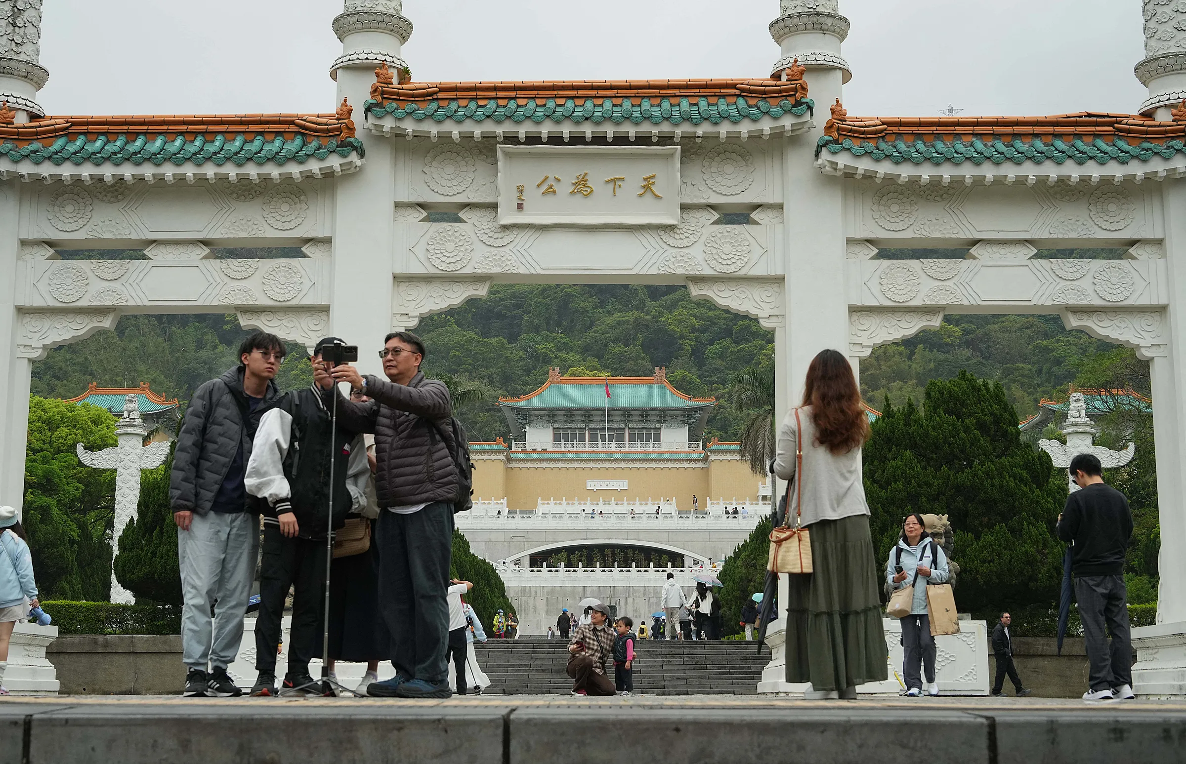 Du khách tham quan Bảo tàng Cố Cung ở Đài Bắc, đảo Đài Loan tháng 4/2025.