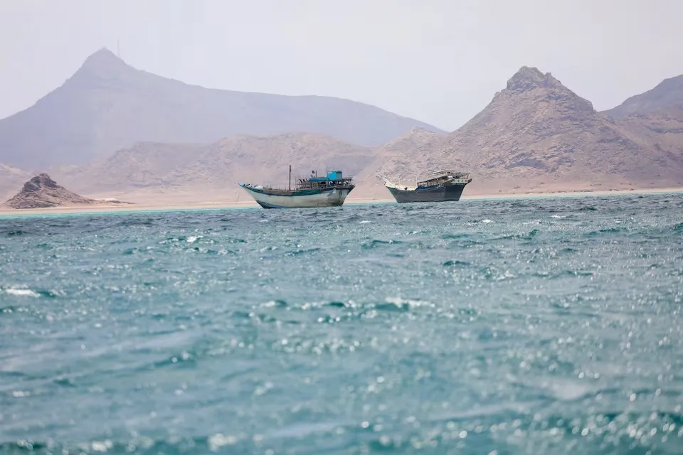 Những chiếc thuyền neo đậu gần bờ biển Bab el-Mandeb, Yemen - Ảnh: REUTERS