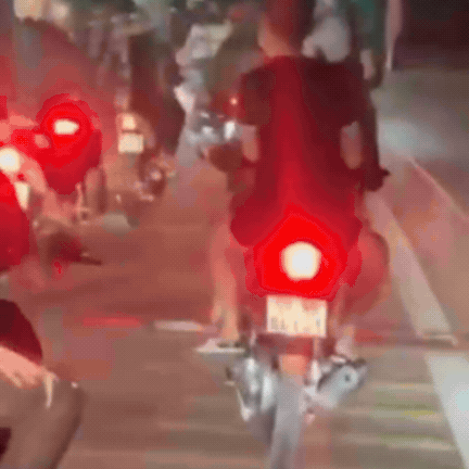 Nhóm thanh thiếu niên đi xe máy đuổi đánh người khác trên đường - Ảnh cắt từ clip