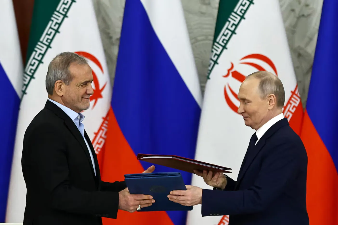 Tổng thống Nga Vladimir Putin (phải) ký kết các văn kiện với Tổng thống Iran Masoud Pezeshkian tại Matxcơva vào tháng 1-2025 - Ảnh: REUTERS