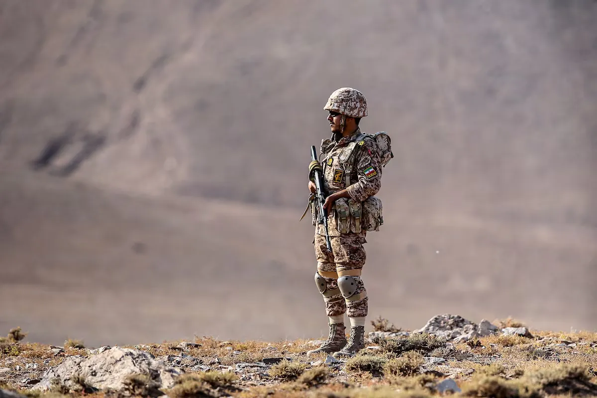 Một thành viên IRGC tham gia cuộc tập trận quân sự tại khu vực Aras, tỉnh Đông Azerbaijan, Iran, ngày 19-10-2022 - Ảnh: REUTERS