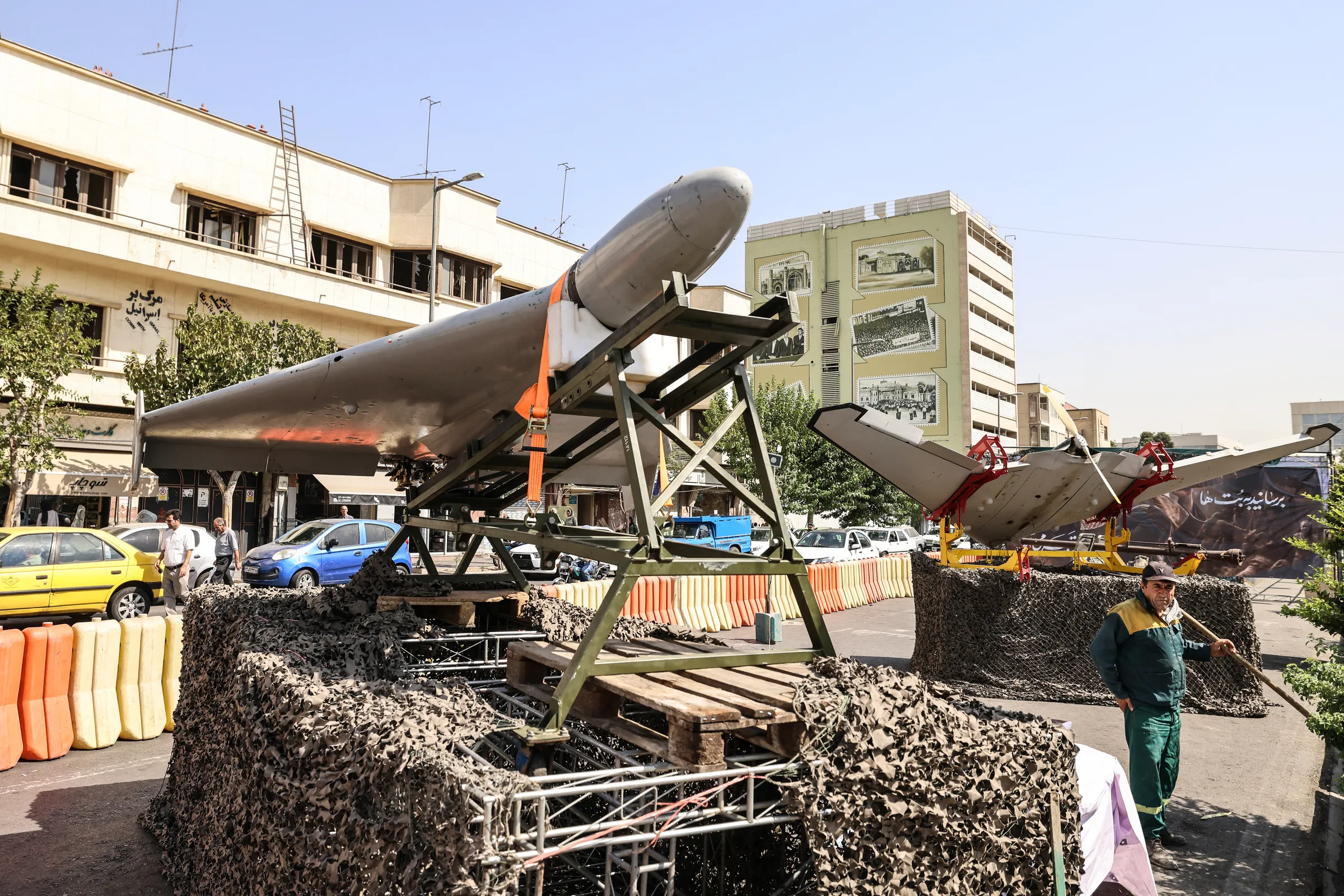 Một mẫu UAV của Iran được trưng bày tại Quảng trường Baharestan ở Tehran ngày 28/9.