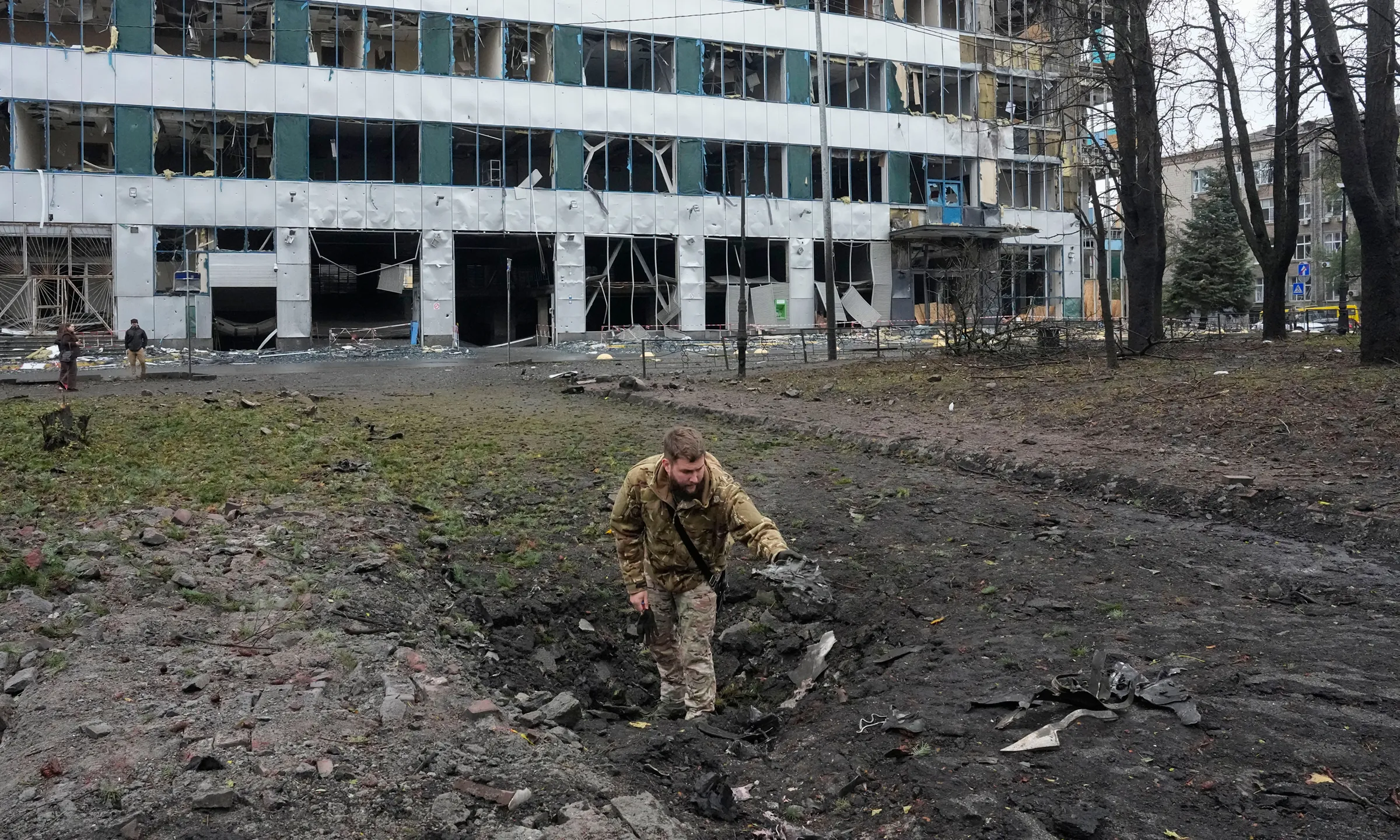 Quân nhân Ukraine kiểm tra hố va chạm sau cuộc tập kích của Nga ở Kiev hôm 19/10.