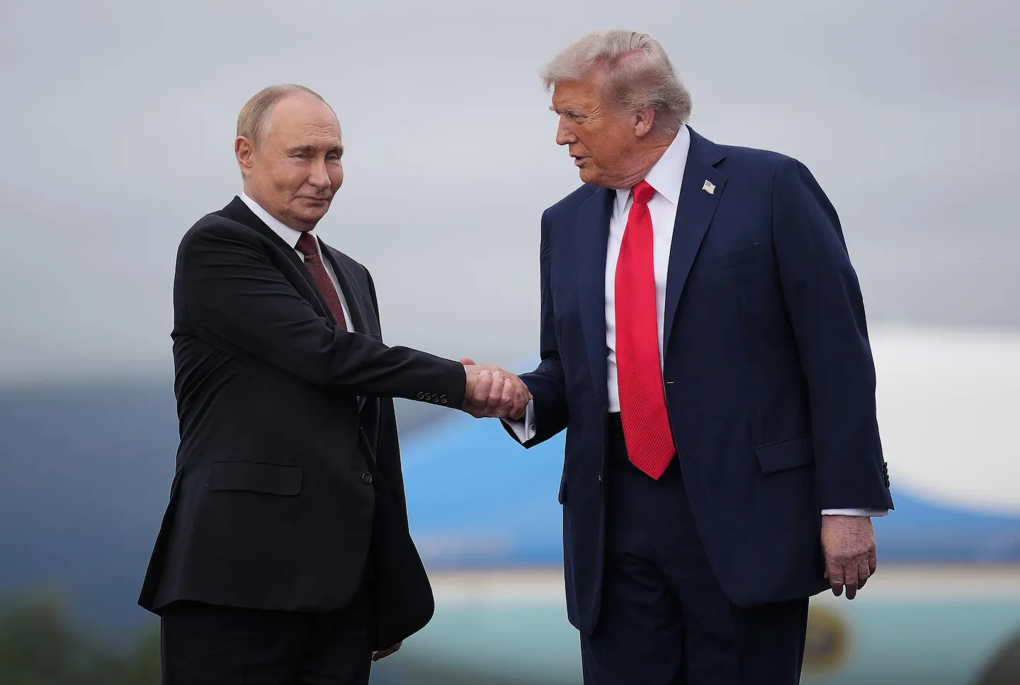 Tổng thống Mỹ Donald Trump bắt tay Tổng thống Nga Vladimir Putin tại căn cứ liên hợp Elmendorf-Richardson ở Alaska hồi tháng 8-2025 - Ảnh: REUTERS