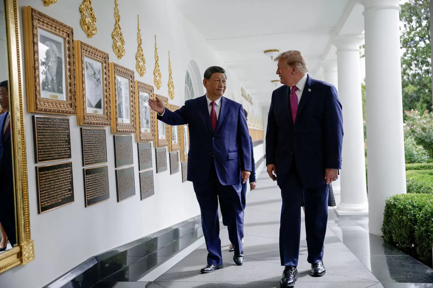 Tổng thống Mỹ Donald Trump cùng Chủ tịch Trung Quốc Tập Cận Bình đi tham quan Nhà Trắng hồi tháng trước - Ảnh: REUTERS