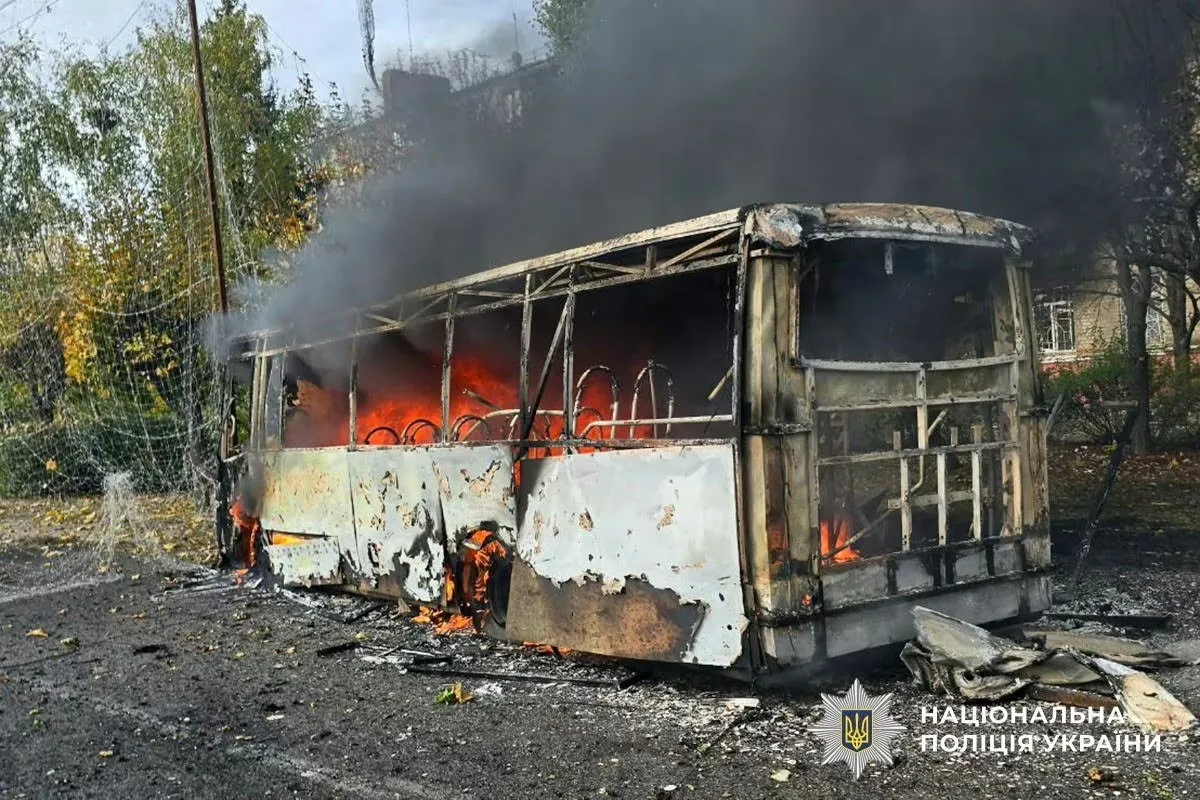 Chiếc xe buýt bốc cháy tại thành phố Kramatorsk, vùng Donetsk, Ukraine - Ảnh: REUTERS