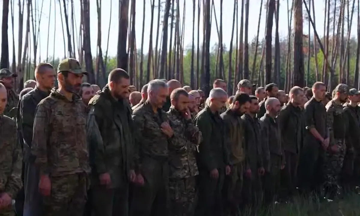 Các quân nhân được cho là tù binh Nga trong video do Quân đoàn 3 Ukraine đăng hôm 28/9. Ảnh chụp màn hình