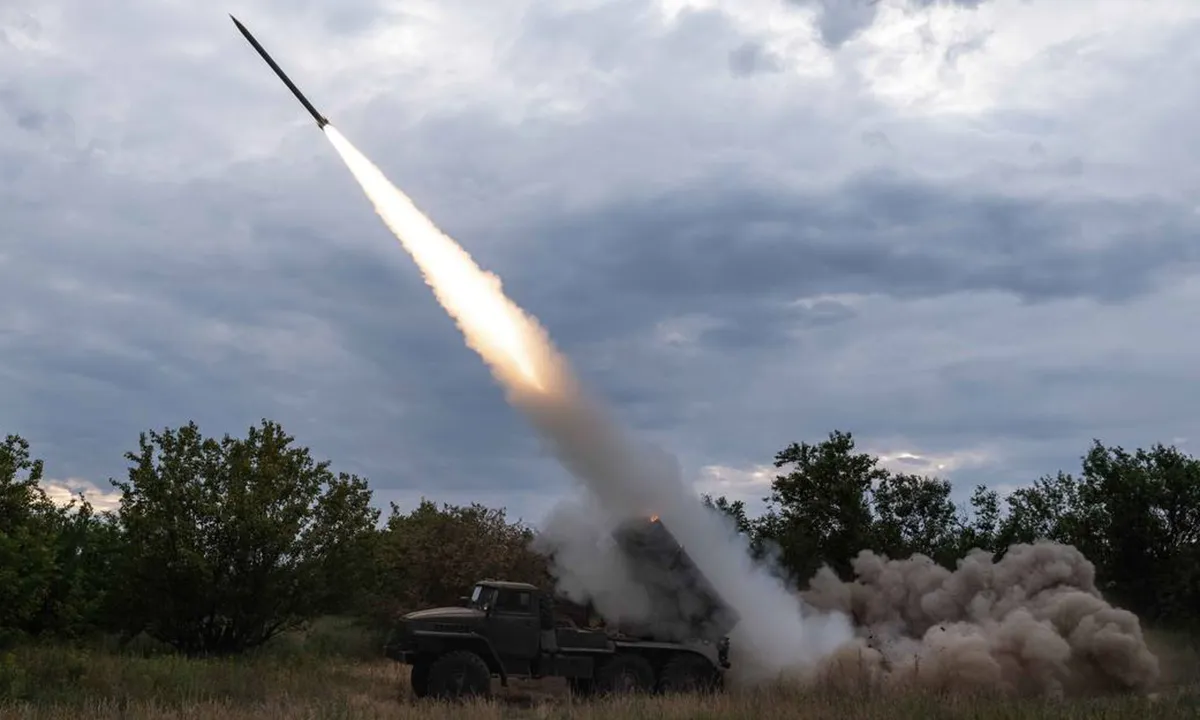 Pháo phản lực Ukraine khai hỏa vào vị trí Nga ở tỉnh Donetsk hồi tháng 6.