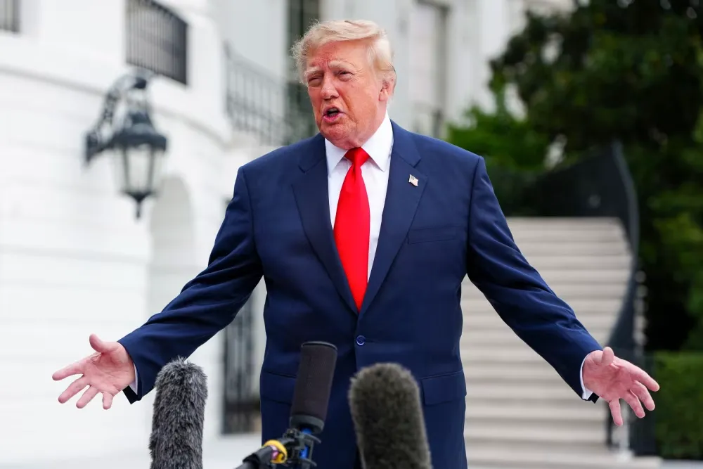 Tổng thống Mỹ Donald Trump trao đổi với các phóng viên tại Nhà Trắng ngày 10-10 - Ảnh: NBC