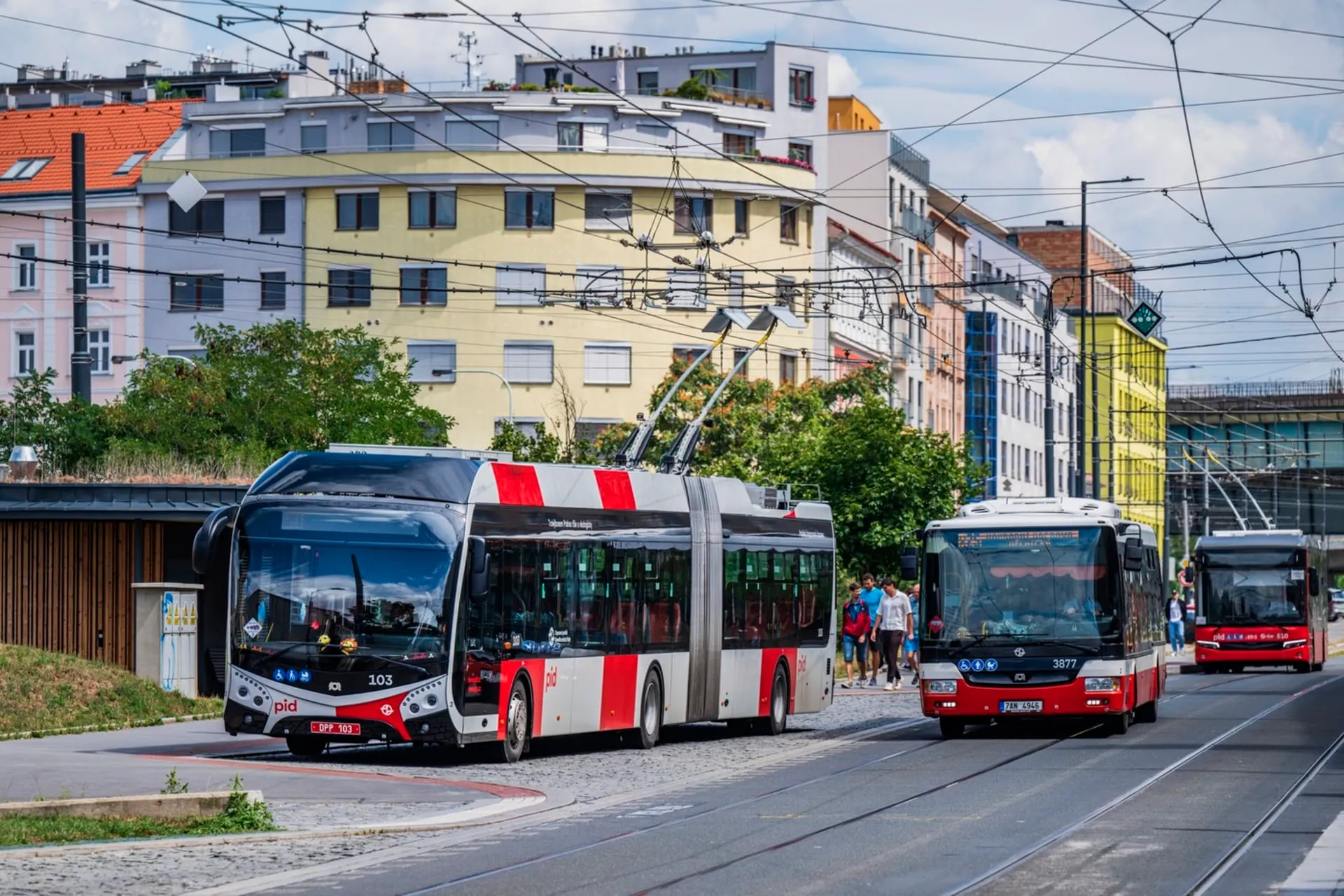 Xe điện bánh hơi SOR TNS18 ở Praha