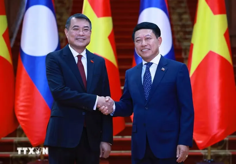 Thủ tướng Lê Minh Hưng và Thủ tướng Lào Saleumxay Kommasith chụp ảnh chung trước khi bước vào hội đàm - Ảnh: TTXVN