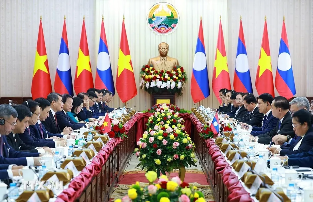 Thủ tướng Lê Minh Hưng và Thủ tướng Lào Saleumxay Kommasith hội đàm - Ảnh: TTXVN