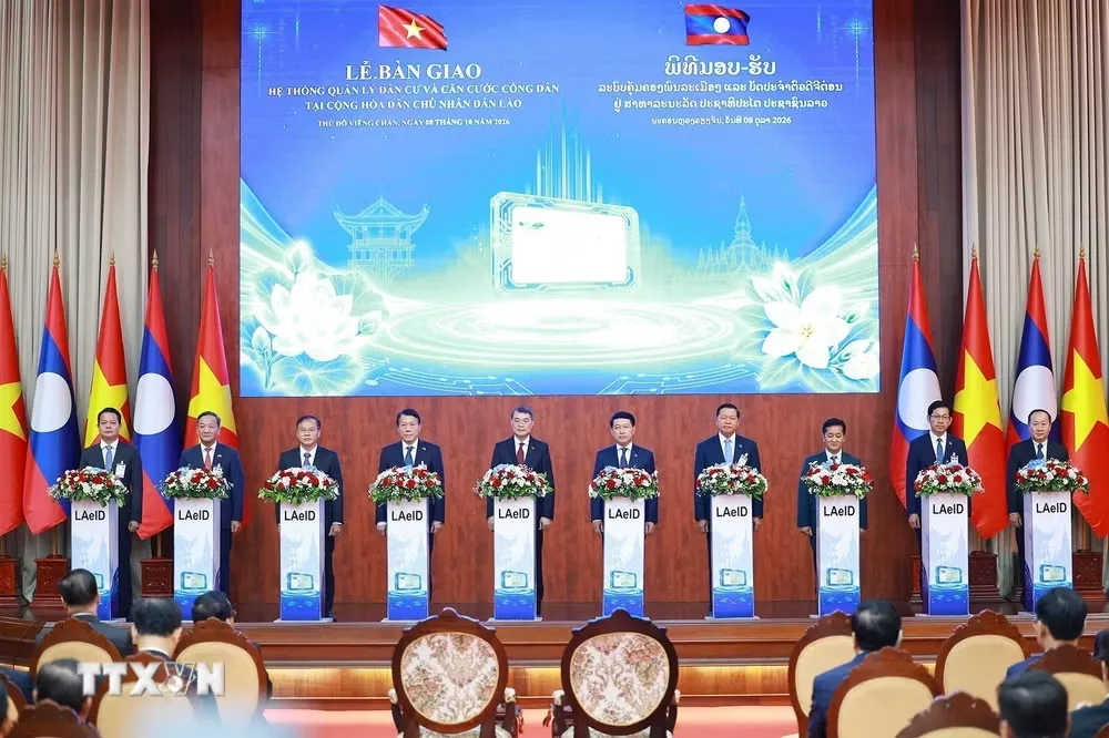 Thủ tướng Lê Minh Hưng và Thủ tướng Lào Saleumxay Kommasith thực hiện nghi thức bàn giao Hệ thống quản lý dân cư và căn cước công dân tại Lào - Ảnh: TTXVN