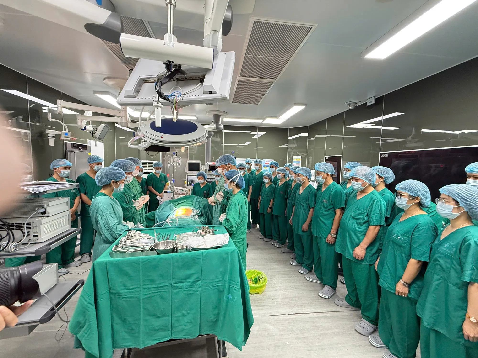 Các bác sĩ Bệnh viện Thanh Nhàn tri ân người hiến tạng - Ảnh minh họa: BVCC