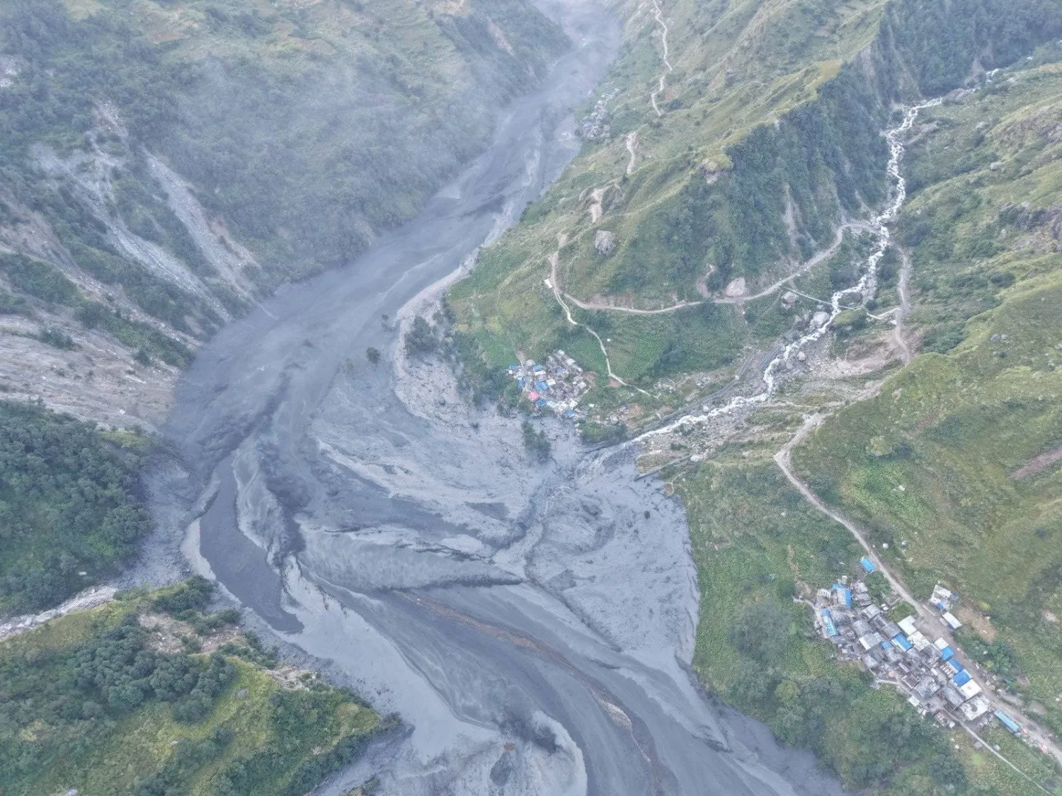 Cảnh tượng sau trận lũ quét mới nhất ở huyện Gorkha, Nepal, hôm 11-10 - Ảnh: REUTERS