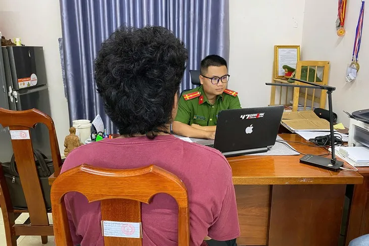 Công an phường Bà Rịa làm việc với nam sinh bị 