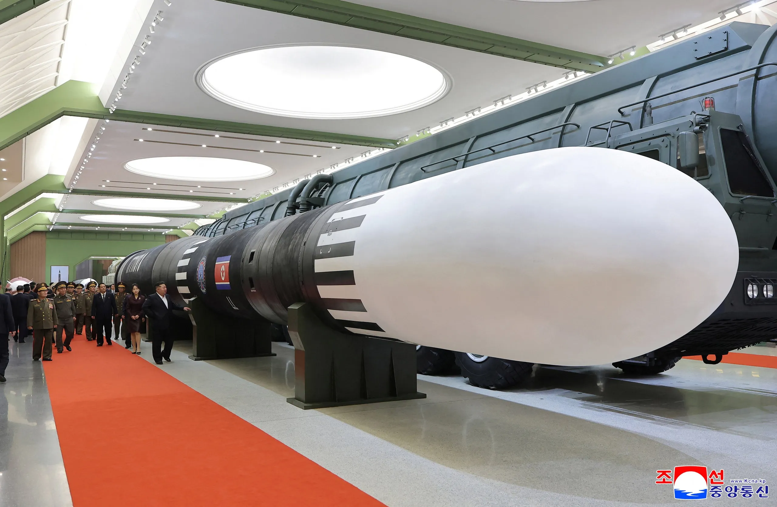 Lãnh đạo Triều Tiên Kim Jong Un dự lễ khai trương Bảo tàng Cách mạng quốc phòng tại Triều Tiên ngày 11-10-2026 - Ảnh: REUTERS/KCNA