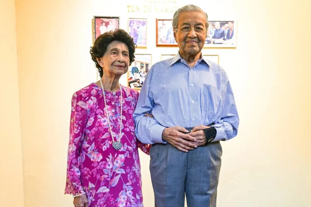 Cựu Thủ tướng Malaysia Mahathir Mohamad và Phu nhân Siti Hasmah Mohamad Ali - Ảnh: AFP