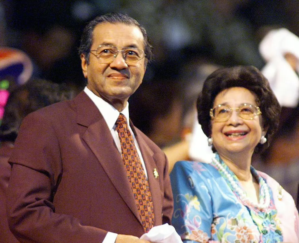 Vợ chồng ông Mahathir theo dõi lễ khai mạc Đại hội Thể thao Khối Thịnh vượng chung lần thứ 16 tại Kuala Lumpur vào năm 1998 - Ảnh: AFP