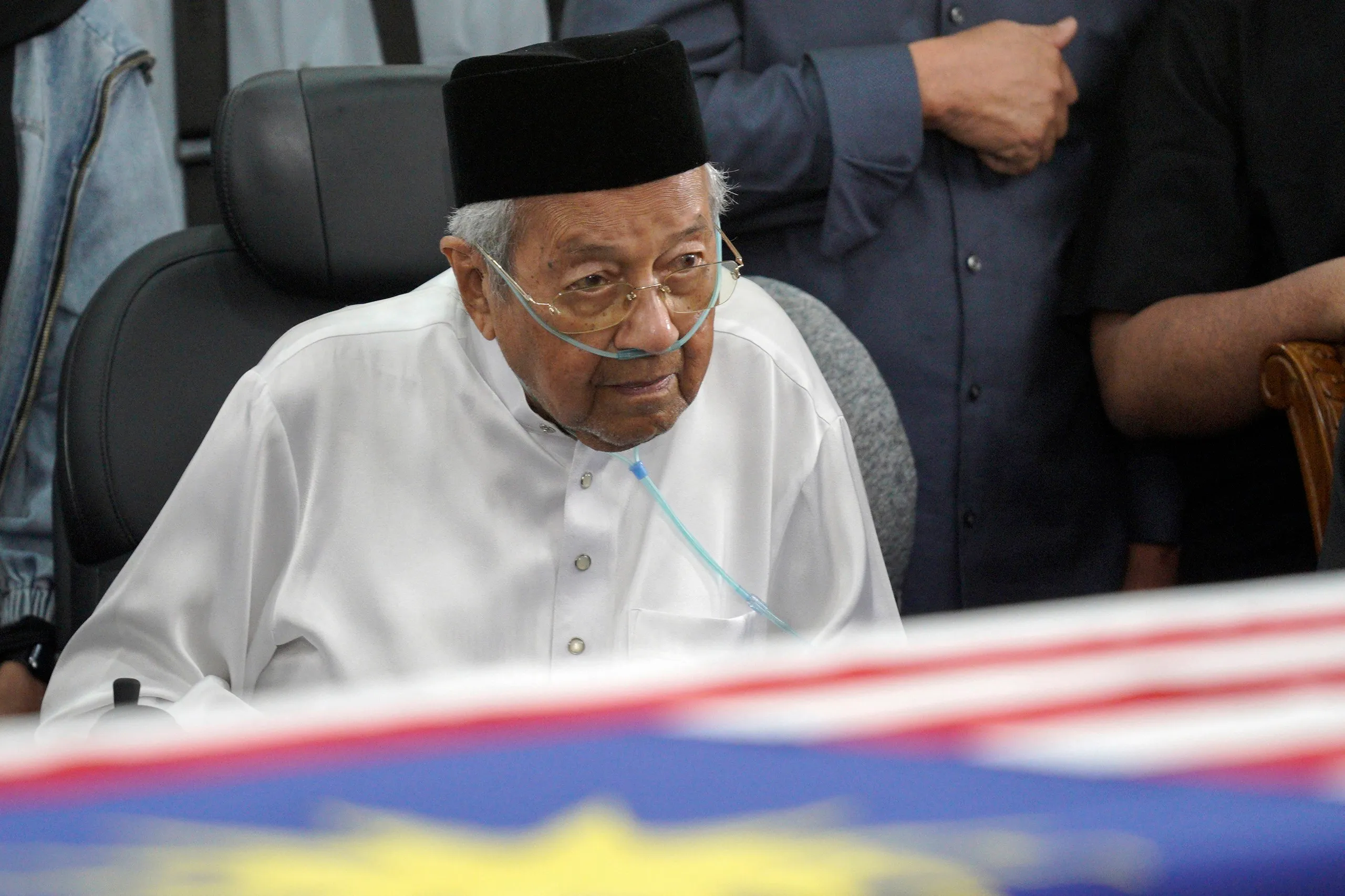 Cựu Thủ tướng Malaysia Mahathir Mohamad trước linh cữu vợ, bà Siti Hasmah Mohamad Ali, trong tang lễ tại nhà thờ Hồi giáo As Syarif ở Kuala Lumpur, ngày 28-9 - Ảnh: AFP