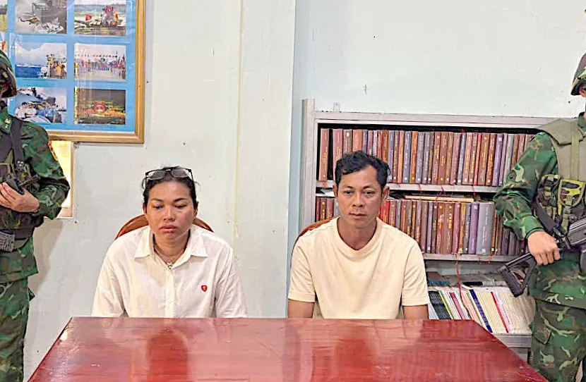 Vợ chồng người Campuchia bị tạm giữ - Ảnh: V.V.M.