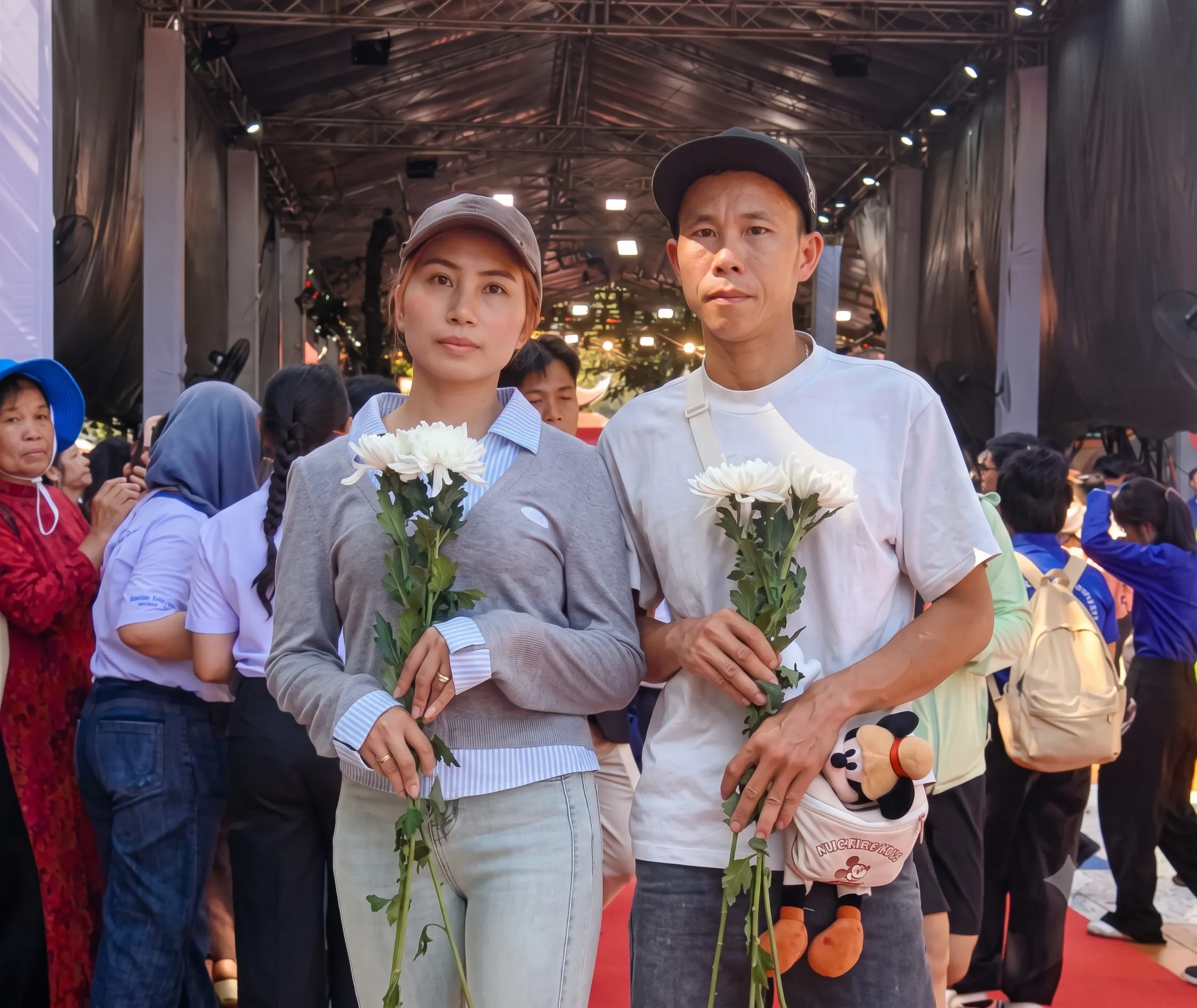 Anh Trần Văn Định và chị Lê Thị Thu Ngọc (ngụ Đà Lạt, Lâm Đồng) tại lễ an táng 731 liệt sĩ - Ảnh: Nhân vật cung cấp